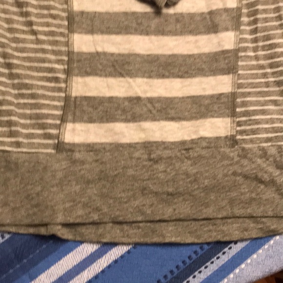 Soft gray striped V-neck top - Picture 4 of 5